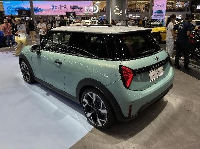 直击实拍！2024广州车展，你想看的豪华车都在这!