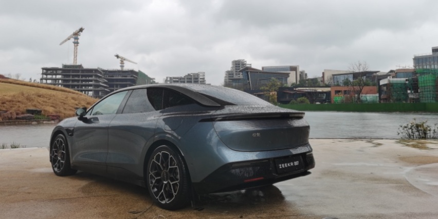 试驾极氪007：风格异于Model 3，百公里电耗22.7kWh