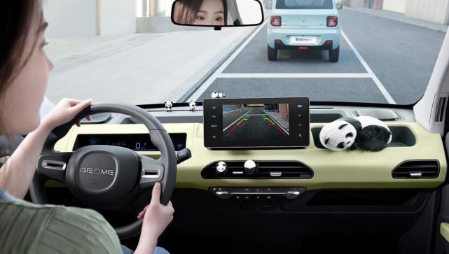 3.99万元起的吉利熊猫mini，能靠快充+64寸天幕反超五菱MINI