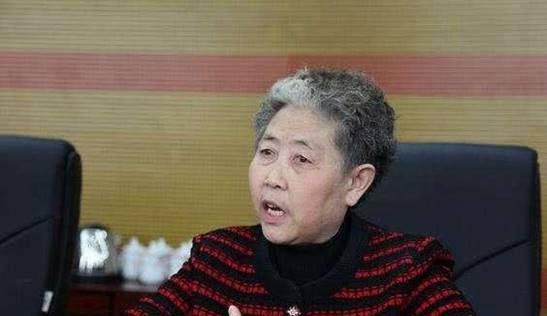 老干妈陶华碧开劳斯莱斯回老家祭祖，因车牌霸气被交警拦下！
