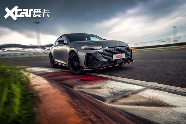 谁才是年轻人的第一辆运动型车 长安UNI-V VS东风本田思域