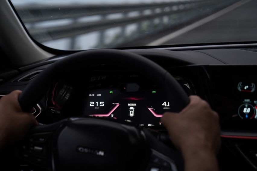极速215km/h贴地飞行 欧尚X5强悍性能背后是对品质的死