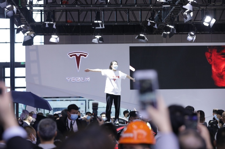 《狂飙》特斯拉 温州事故闪转翻腾 怎么刹车灯不亮？
