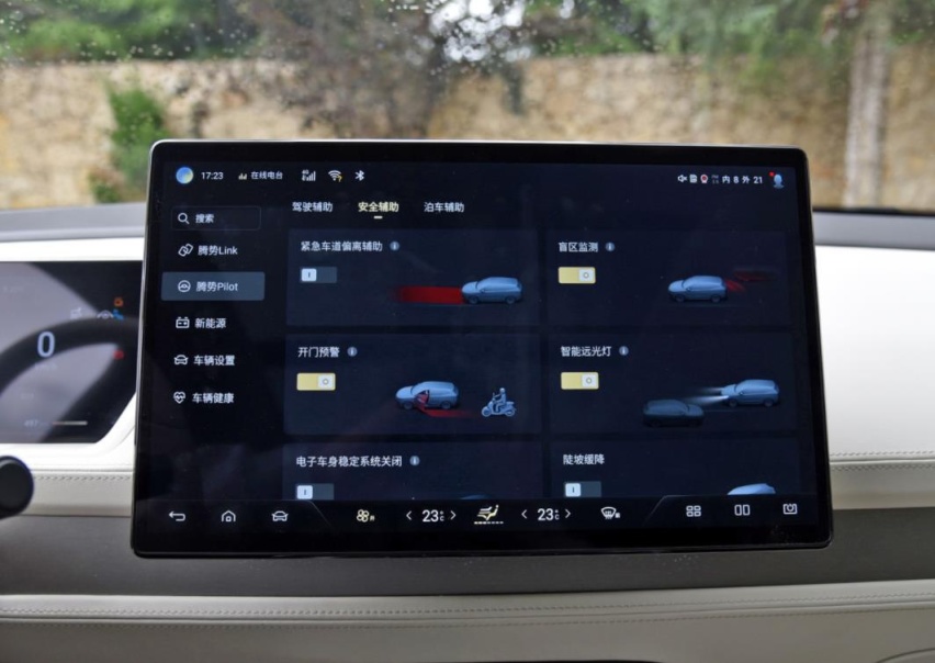 2023款腾势N8，标配的云辇-C智能悬挂有这几个功能