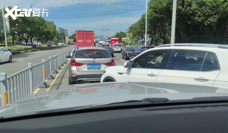 开车总被加塞,气不过又没办法:5个技巧,轻松拿捏
