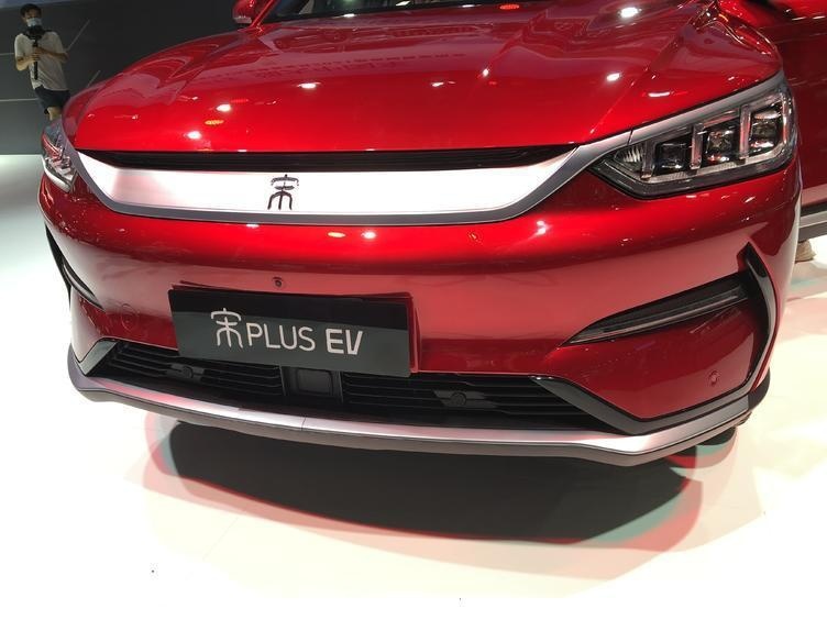 自主品牌新能源汽车新锐对决: 比亚迪宋PLUS EV 对比