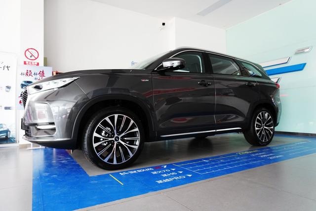 空间、配置、科技功能越级的家用SUV，长安欧尚X7到店实拍