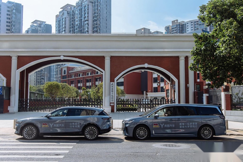 “爱心送考”再出发 岚图汽车护航学子高考路
