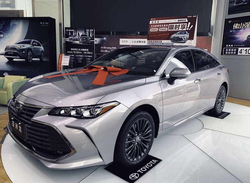 都是裸车29万，你选丐版奔驰奥迪，还是顶配丰田亚洲龙？