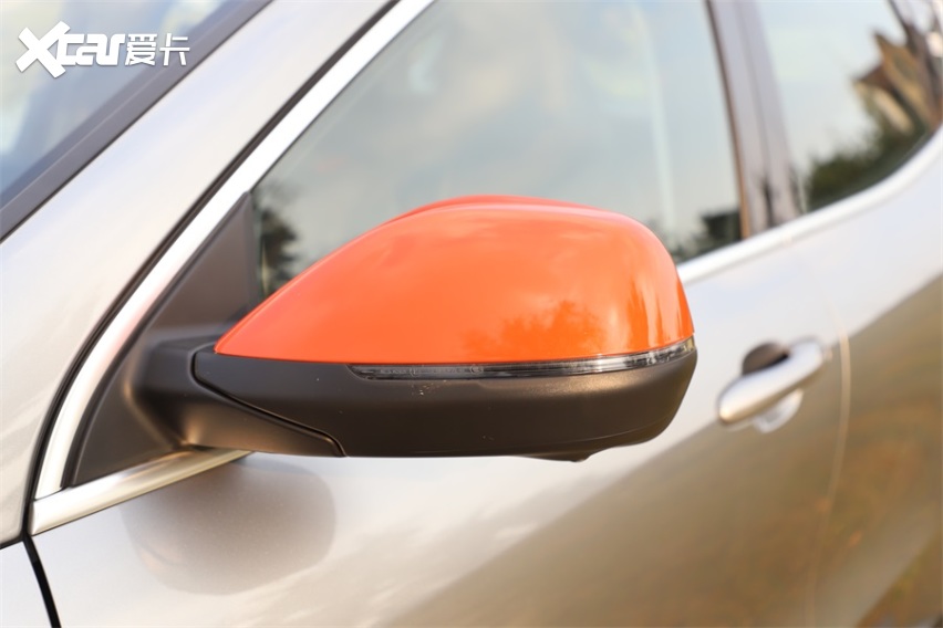 橙色元素勾画运动风帆，哈弗H4 PRO野外实拍