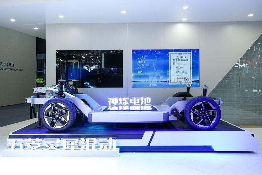 五菱发布首款中型轿车星光，个头比肩凯美瑞，还有插混加持！