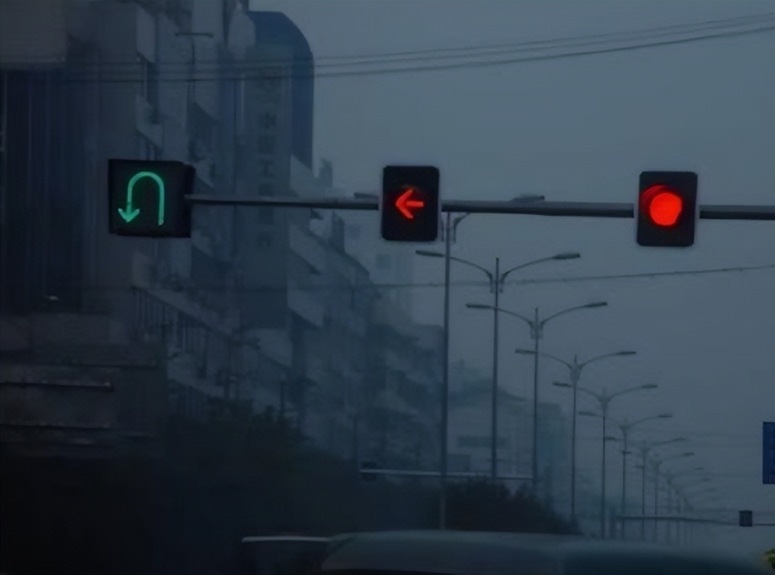 左转掉头要不要看红绿灯？这几个地方容易踩坑，小心被扣分罚款！