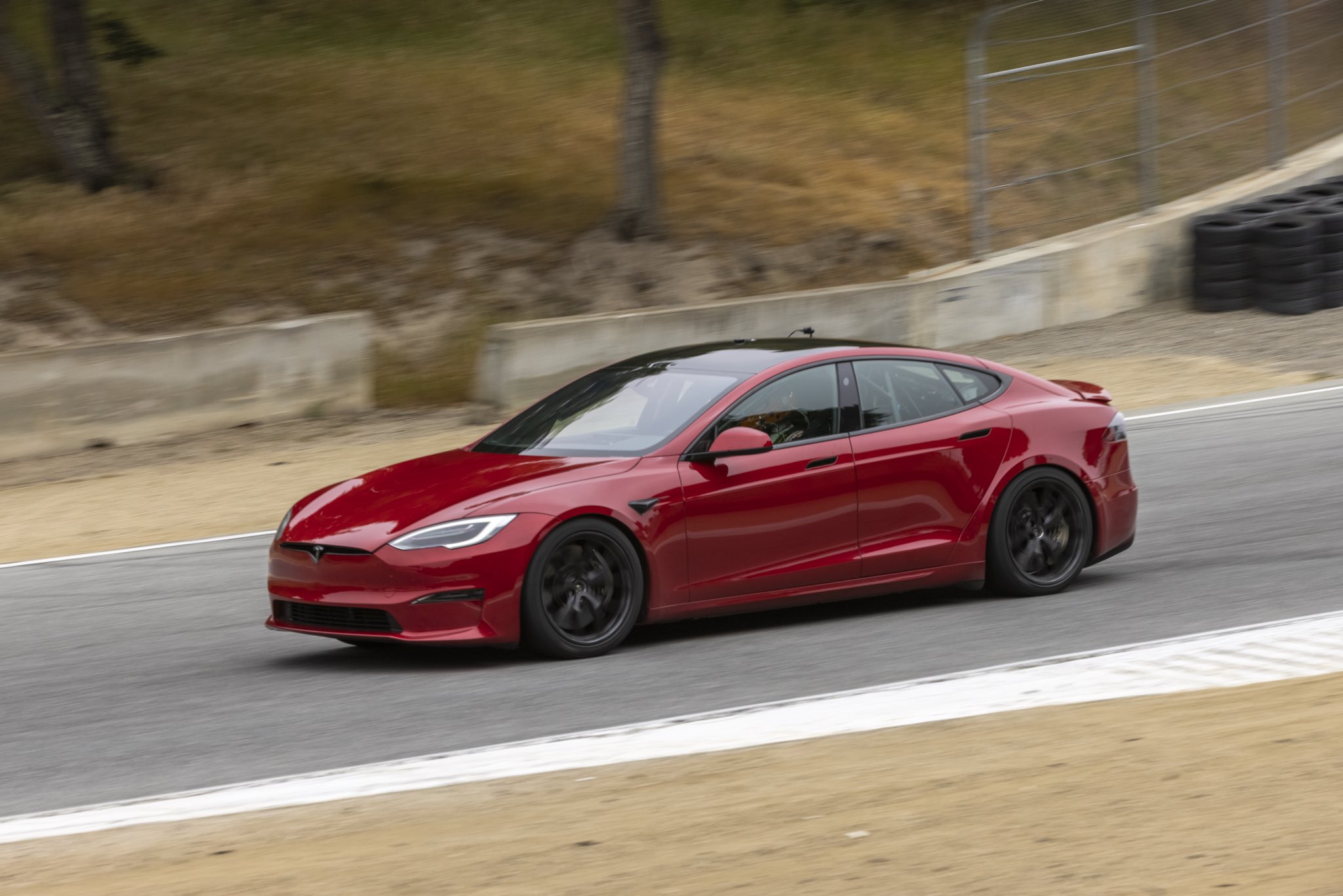 Model S Plaid直线加速逼近物理极限！燃油超跑拿什么保住颜面视频