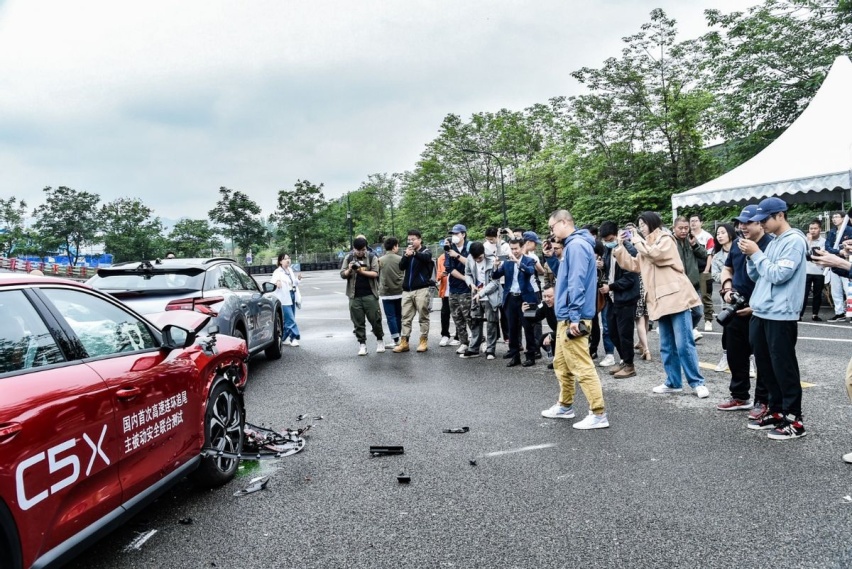 国内首次高速连环碰撞，凡尔赛C5 X见招拆招