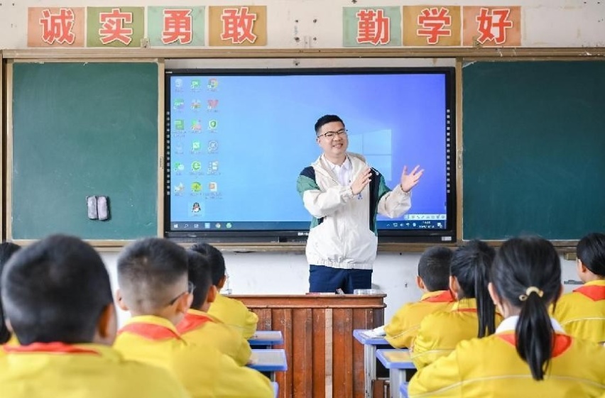 传递公益力量，“腾势微光图书角”落地边境小学