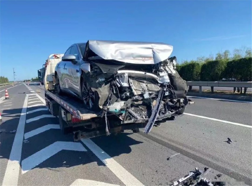 又撞车了，疑似小鹏P7开辅助驾驶追尾大货车，不要再炫耀了