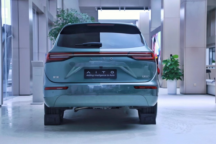 探店问界M7:舒适超百万级豪车，颜值与才华并驾齐驱