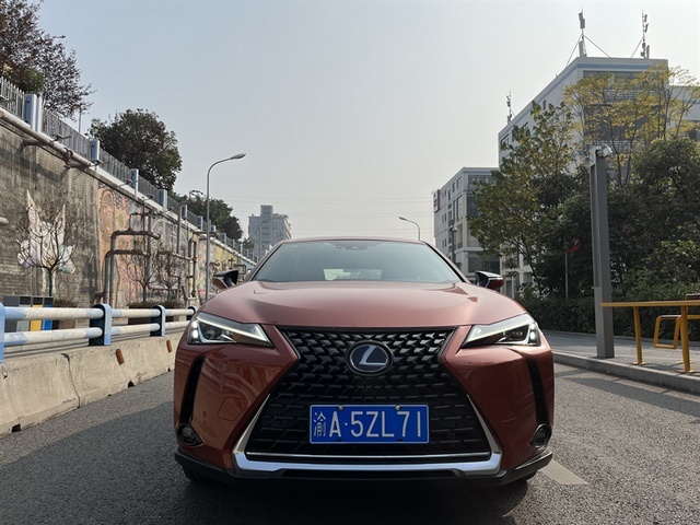 试驾雷克萨斯UX260h， 入门级SUV能谈匠心精神？