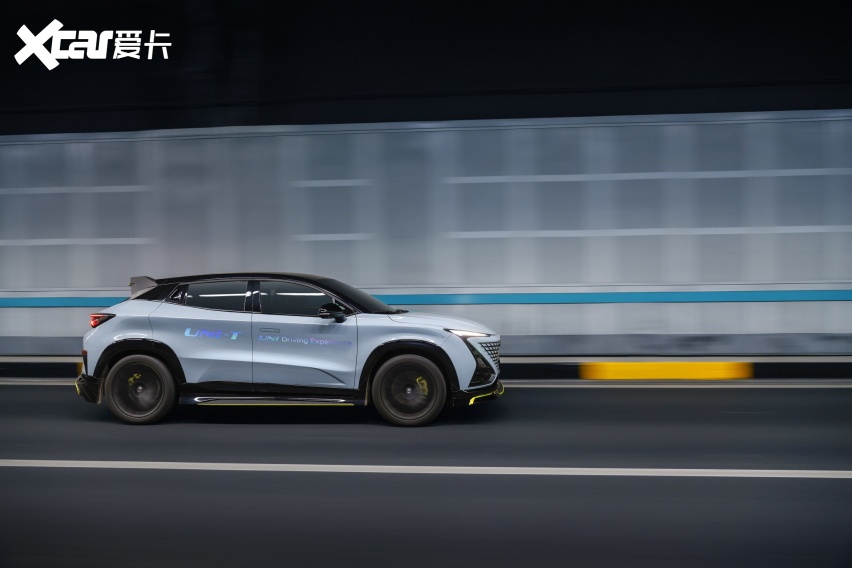 颜值高、动力强，长安2022款UNI-T 2.0T轻松俘获年轻人