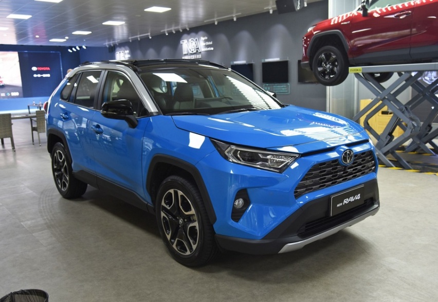 外形更加硬派，新增混合动力版本，新款丰田RAV4了解一下！