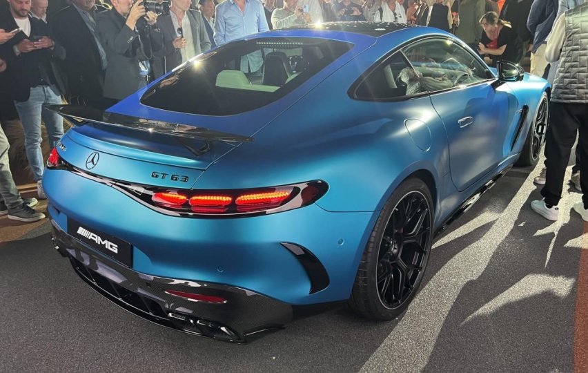 新一代奔驰AMG GT跑车，4.0T V8+9AT，液压防侧倾锻铝悬挂