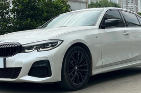 开一辆宝马3系费钱吗？日常通勤与高速表现，对比奥迪A4L谁更省