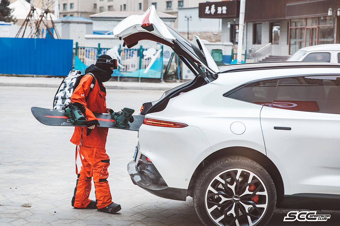 SCC�ɘ��w򞰢˹�D�R��DBX