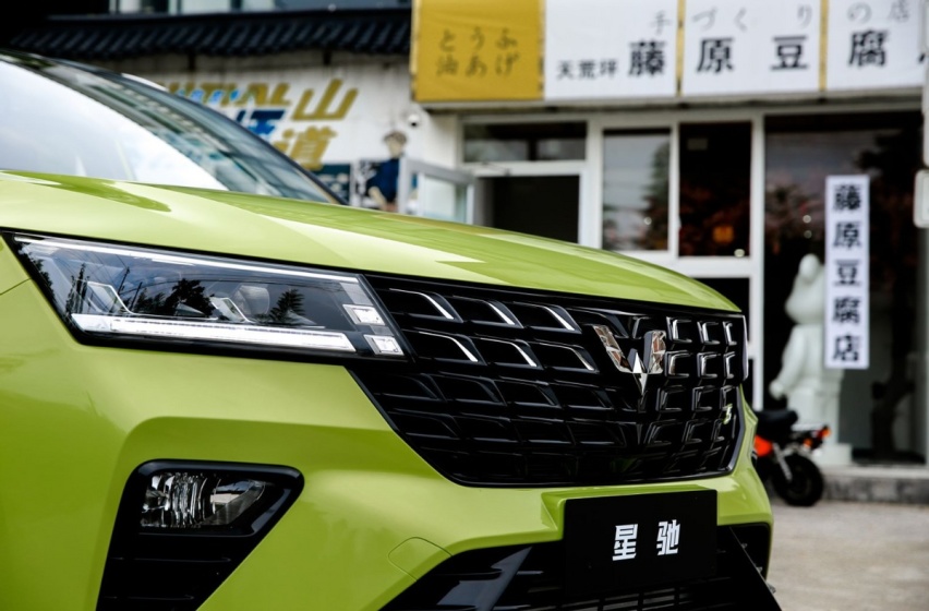年轻人第一台SUV？ 双色车身+多种动力，五菱星驰上市，5.68万起