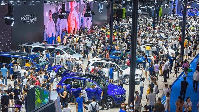 成都车展：德系只看奔驰新C级，日系只看国产丰田赛那