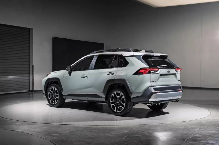 换代对新秀，全新丰田RAV4对比福特锐际，谁才是当红一哥