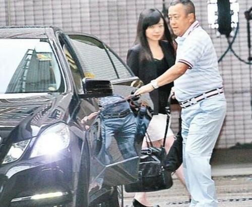 曾志伟有多土豪？把奔驰和跑车都扔车库，为了喝酒居然特意买辆车