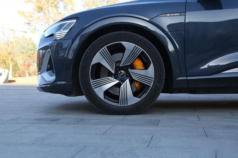 贴近燃油车的行驶品质，试驾奥迪e-tron Sportback