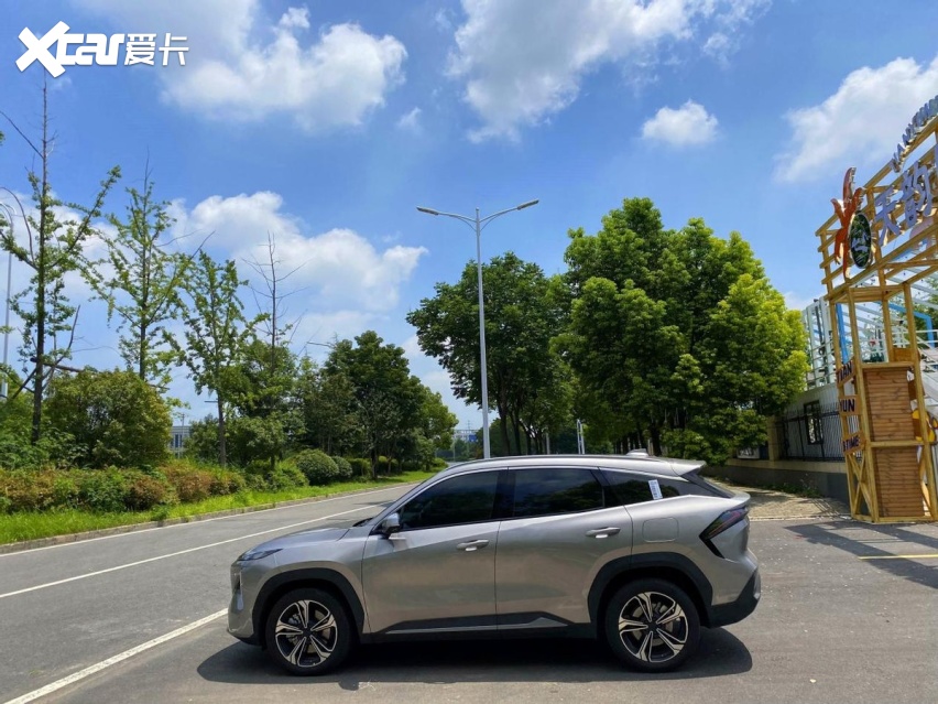 家用市场谁更香，银河L7对比宋PLUS DM-i，谁更懂年轻人的心？