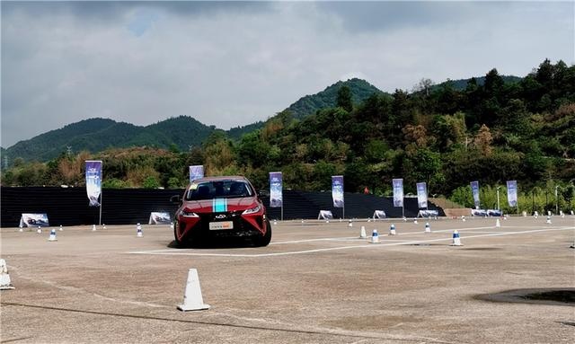 实拍艾瑞泽5 GT，零百加速6秒级的家轿，年轻人喜欢？