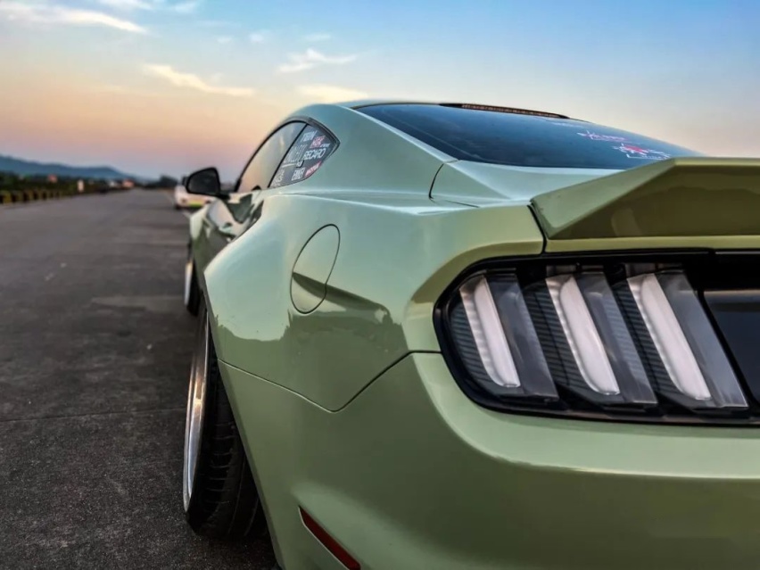 宽体姿态风的福特Mustang，倾角太大一天脱了4次胎？