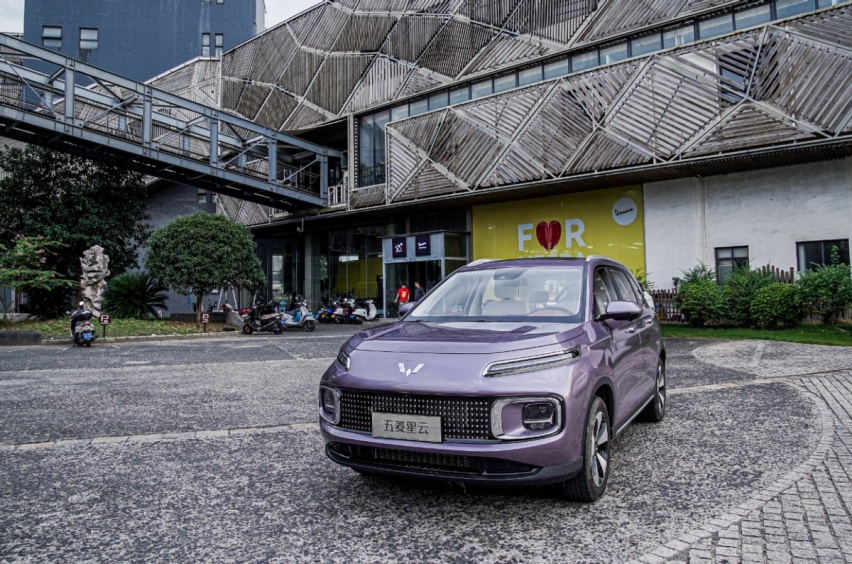 五菱的全新银标SUV，腿部空间长近1米，设计大气，关键动力是亮点