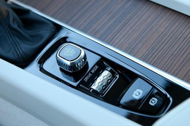 沃尔沃V60上市，33.99万起售的旅行车值得买？