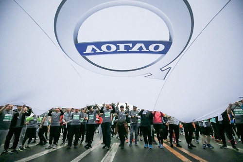 2020上海马拉松开跑，沃尔沃XC40纯电版为赛事保驾护航