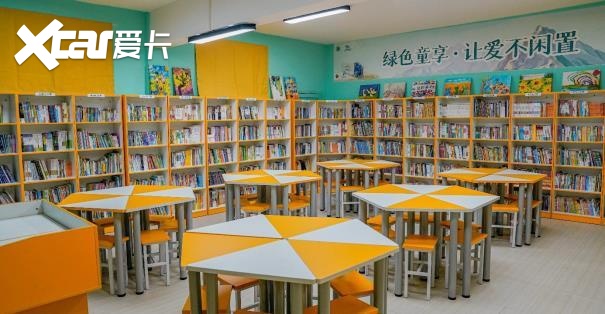 看到这一幕,当地小学校长也满眼欣慰,"图书馆的到来,不仅丰富了校内