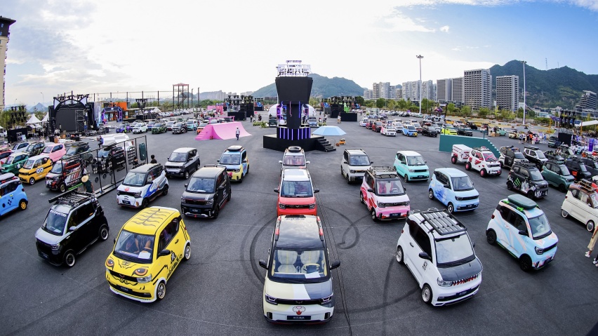除了9.99万元的宏光MINI敞篷上市，盛典的改装车、快充也值得看看