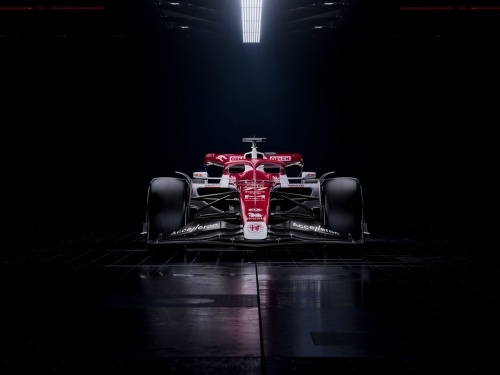 中国F1第一人周冠宇新座驾亮相阿尔法罗密欧品牌焕新重启