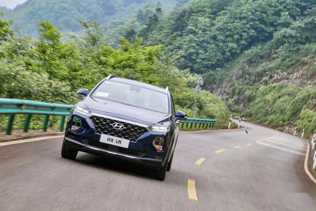 谁是最值得购买的大型智能SUV？第四代胜达第一个举手｜试驾