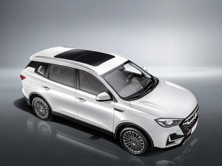 中国重汽U70 PRO：8.98万买7座中型SUV，轴距2米8