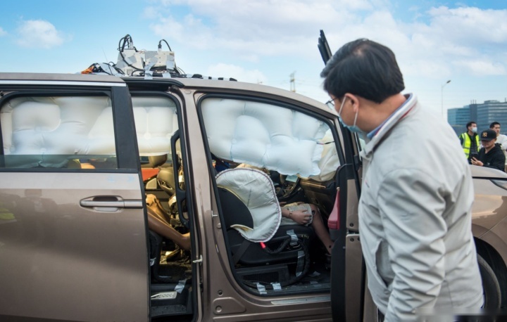 自主品牌豪华MPV——传祺M8宗师挑战“碰撞测试”