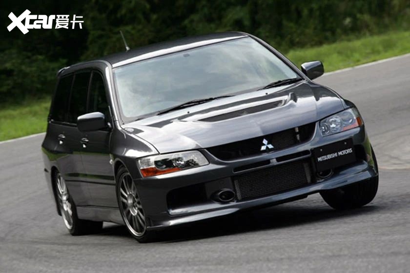 辆具有标志性轿车的拥有者可能将会有家庭,所以为了满足家的日产需要