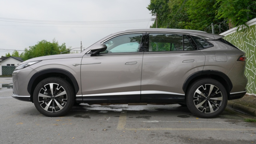 10万买家用SUV，荣威D5X DMH迎战宋Pro DM-i，怎么选？