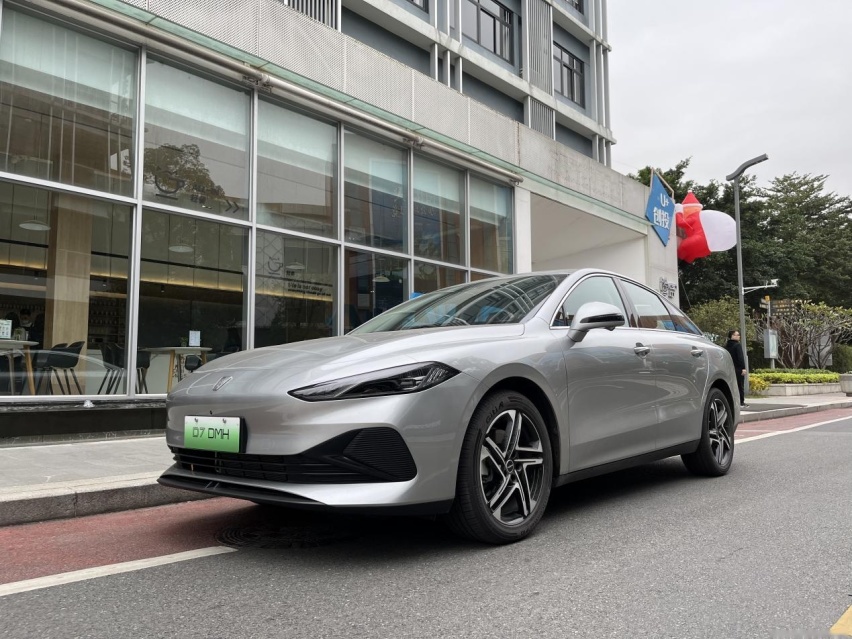 实测亏电油耗4.58L！ B级车荣威D7 DMH不仅性价比拉满 还特省