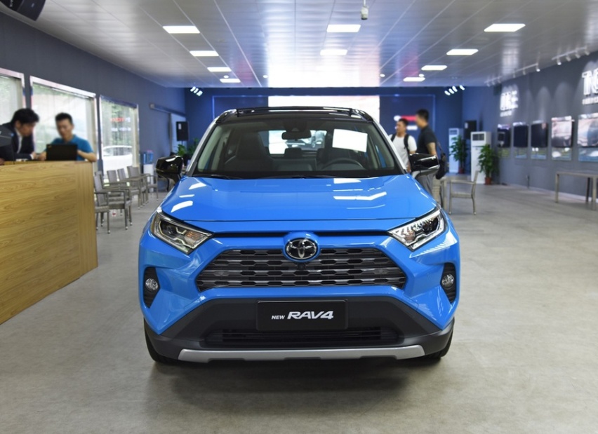 外形更加硬派，新增混合动力版本，新款丰田RAV4了解一下！