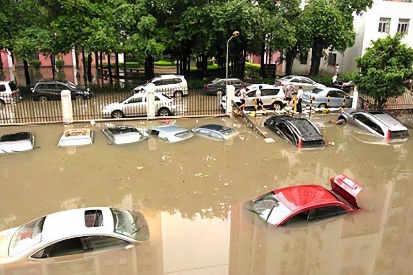 暴雨天气，躲过了路上水坑，却没躲过保险公司这么多“坑”