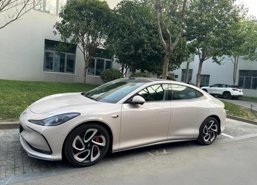 预计21万起售，最高续航超1000km，智己L6实车现身